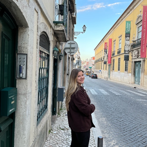 Meet your Posher, Julia - Picture 1 of 1